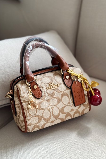 شنطة - MINI Coach / الترند شامل الكرزة  - شعار بيج / اطار بني <br> <span class='text-color-warm'>نفدت الكمية</span>